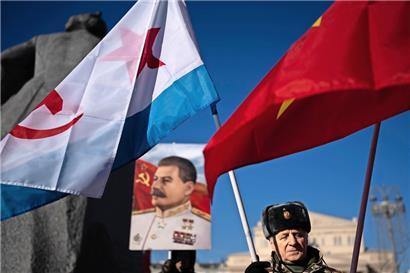 Anhänger der kommunistischen Partei halten ein Porträt von Stalin während der nationalen Feierlichkeiten zum „Tag des Vaterlandsverteidigers“
