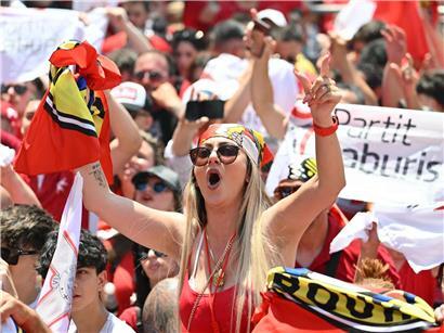 Anhänger der maltesischen Labour Party feiern in Ħamrun, Malta, ihren Wahlsieg bei der Wahl am Sonntag.