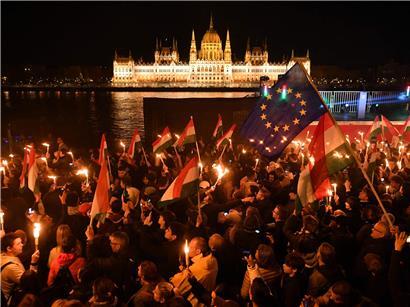 Anhänger der pro-europäischen konservativen Partei TISZA feiern in der Wahlnacht am Ufer der Donau