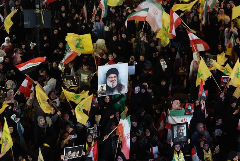 Anhänger der vom Iran unterstützten radikalislamischen Miliz Hisbollah demonstrieren in Beirut