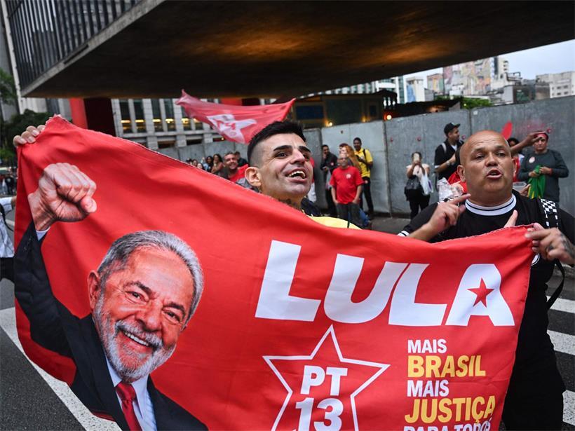Anhänger des brasilianischen Präsidenten und Präsidentschaftskandidaten der Arbeiterpartei (PT), Luiz Inácio Lula da Silva, halten während der Stichwahl um das Präsidentenamt ein Transparent mit einem Bild von Lula hoch