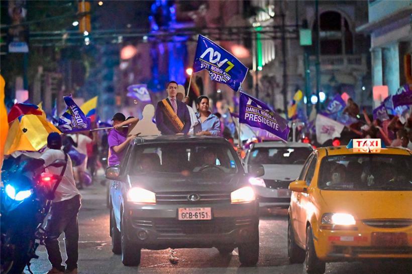 Anhänger des ecuadorianischen Präsidenten und Präsidentschaftskandidaten Daniel Noboa feiern nach Bekanntwerden der ersten Ergebnisse der Stichwahl zur Präsidentschaftswahl

