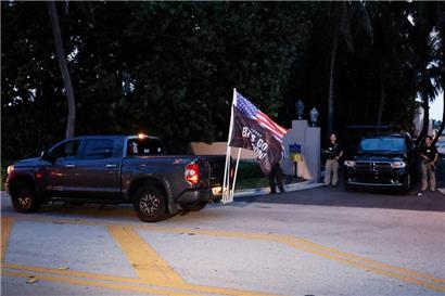 Anhänger des ehemaligen Präsidenten Donald Trump fahren an seinem Anwesen Mar-a-Lago vorbei. Die Bundespolizei FBI hat nach Angaben von Ex-US-Präsident Trump dessen Anwesen in Mar-a-Lago im US-Bundesstaat Florida durchsucht.

