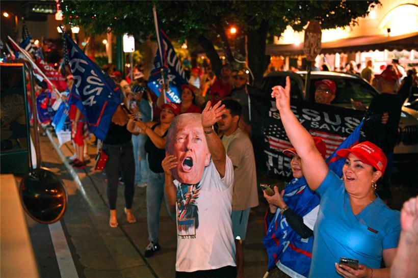 Anhänger des ehemaligen US-Präsidenten und republikanischen Präsidentschaftskand...