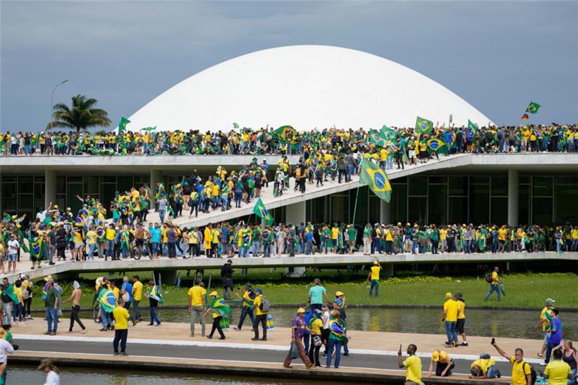 Anhänger des ehemaligen brasilianischen Präsidenten Bolsonaro stürmen den Kongress in der Hauptstadt Brasilia. Sie drangen auf das Gelände des Parlaments vor und gelangten auf das Dach des Gebäudes. 
