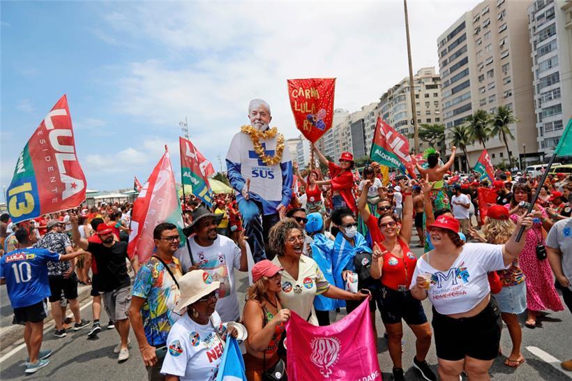 Anhänger des ehemaligen brasilianischen Präsidenten Lula da Silva, der erneut für das Amt kandidiert, nehmen an einer Veranstaltung mit dem Namen „Carna Lula“ teil, einer Karnevalsaktivität
