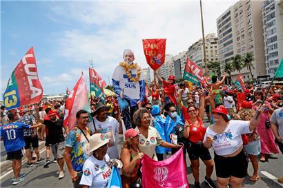 Anhänger des ehemaligen brasilianischen Präsidenten Lula da Silva, der erneut für das Amt kandidiert, nehmen an einer Veranstaltung mit dem Namen „Carna Lula“ teil, einer Karnevalsaktivität
