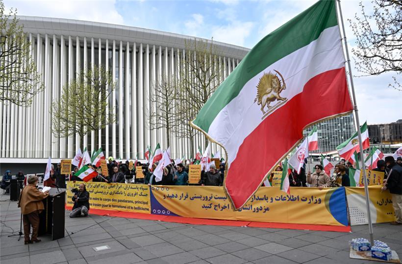 Anhänger des „National Council of Resistance in Iran“ (NCRI) demonstrieren vor der Philharmonie
