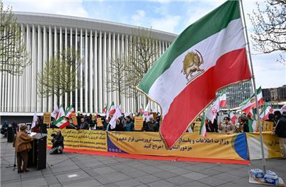 Anhänger des „National Council of Resistance in Iran“ (NCRI) demonstrieren vor der Philharmonie
