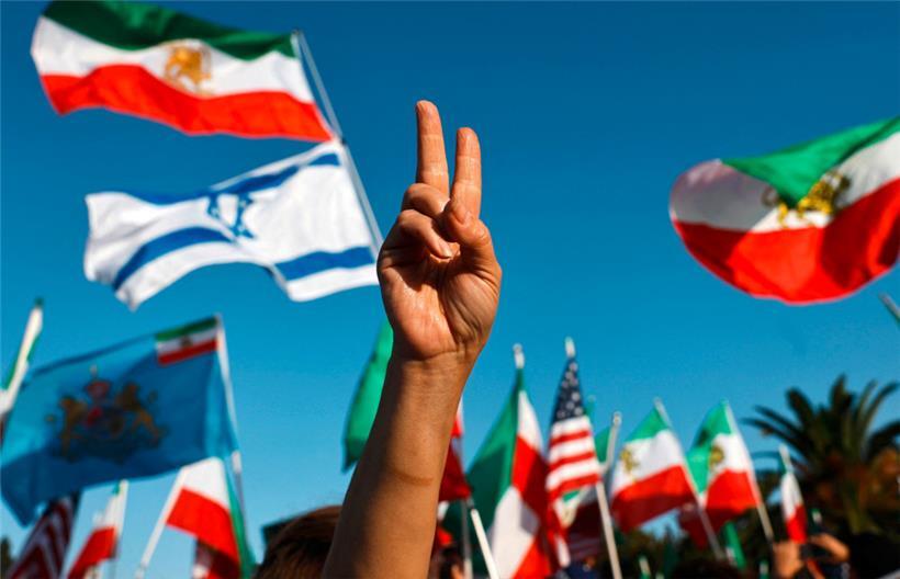 Anhänger eines Regimewechsels im Iran versammeln sich am 23. Juni 2025 vor dem Wilshire Federal Building in Los Angeles
