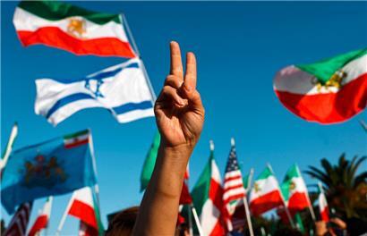 Anhänger eines Regimewechsels im Iran versammeln sich am 23. Juni 2025 vor dem Wilshire Federal Building in Los Angeles
