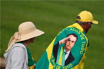 Anhänger versammeln sich, um den scheidenden brasilianischen Präsidenten Bolsonaro in seinen letzten Tagen vor seiner offiziellen Residenz, dem Alvorada-Palast, in Brasilia, Brasilien, zu sehen
