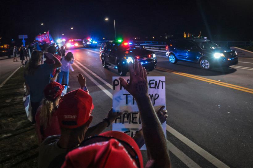 Anhänger von Donald Trump gestikulieren, als eine Autokolonne in der Nähe seines...