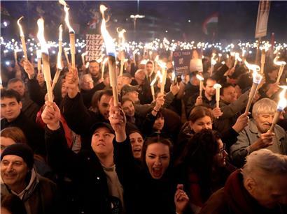 Anhänger von Peter Magyar feiern auf Wahlkampfveranstaltung der Oppositionspartei Tisza, Wahlsieger des Abends