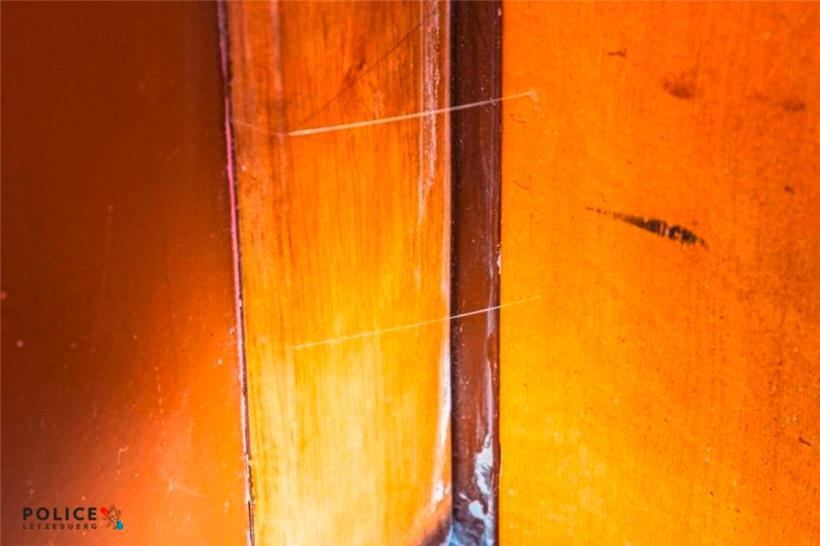 Anhand solcher Fäden stellen die Täter fest, ob Bewohner anwesend sind
