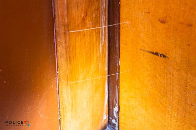 Anhand solcher Fäden stellen die Täter fest, ob Bewohner anwesend sind 

