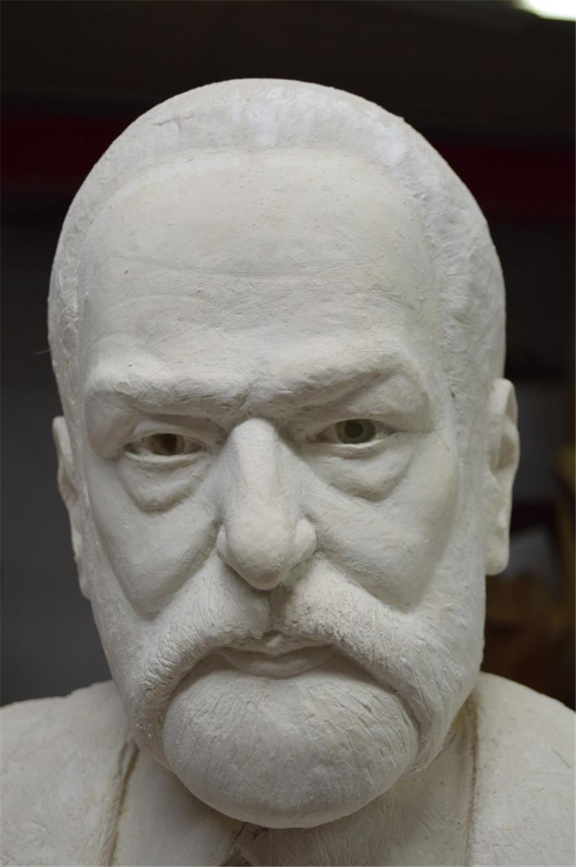 Anhand von zahlreichen Fotos hat die Bildhauerin den Schriftsteller detailgenau modelliert
