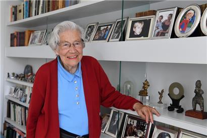 Anise Koltz, dans son domicile, en mai 2018, après avoir reçu le Goncourt de la Poésie
