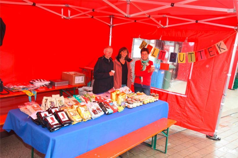 Anita, Maggy und Michelle vom „Weltbuttek“ boten allerlei Fairtrade-Produkte an