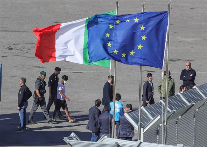 Ankunft der ersten Migranten, die im Mittelmeer abgefangen und von Italien in die in Albanien errichteten Zentren gebracht wurden, am 16. Oktober 2024
