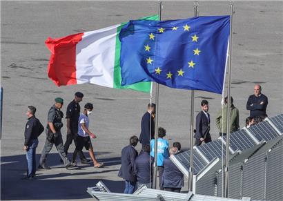 Ankunft der ersten Migranten, die im Mittelmeer abgefangen und von Italien in die in Albanien errichteten Zentren gebracht wurden, am 16. Oktober 2024
