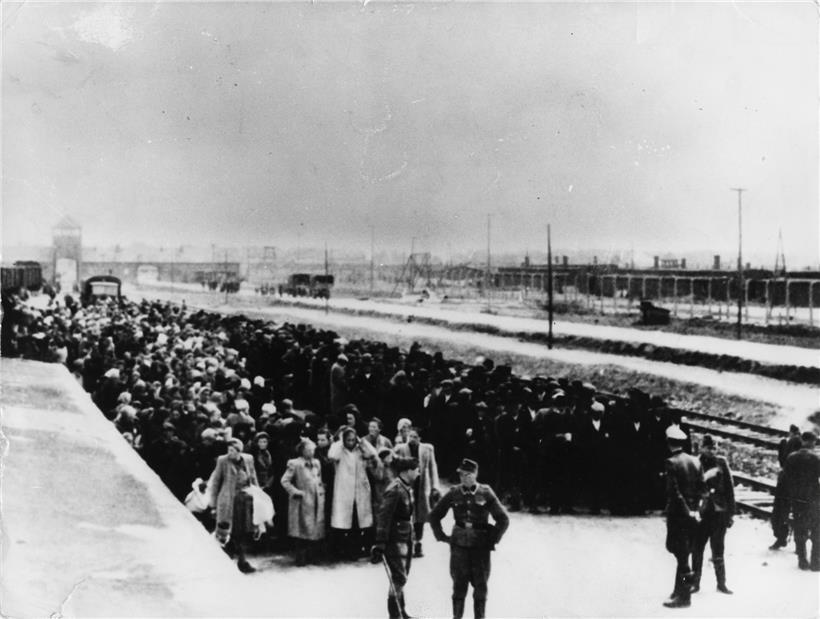 Ankunft eines Judentransportes in Auschwitz-Birkenau. SS-Lagerärzte nahmen die  Selektion vor. Durch bloßen Anblick entschieden sie über Leben und Tod.
