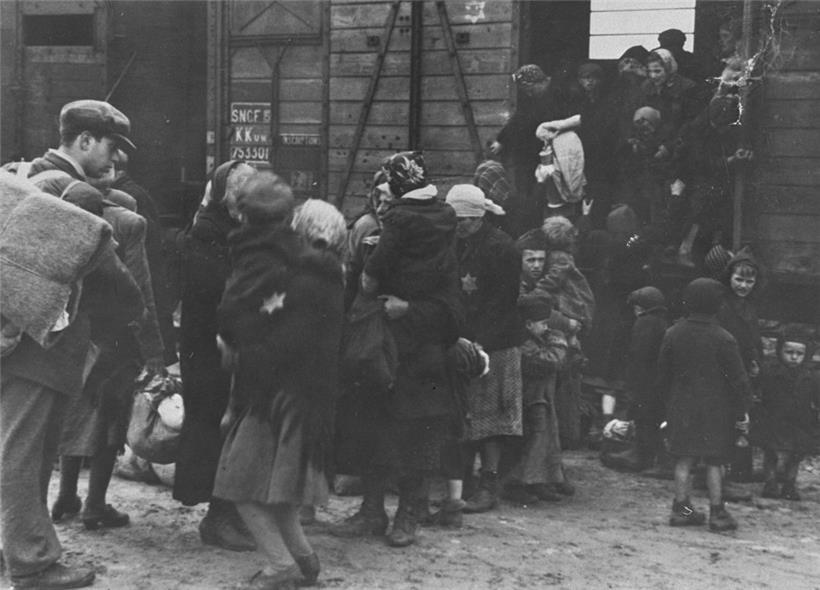 Ankunft eines Transportzuges mit Jüdinnen und Juden aus Ungarn im Vernichtungslager Auschwitz-Birkenau
