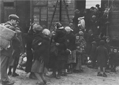 Ankunft eines Transportzuges mit Jüdinnen und Juden aus Ungarn im Vernichtungslager Auschwitz-Birkenau
