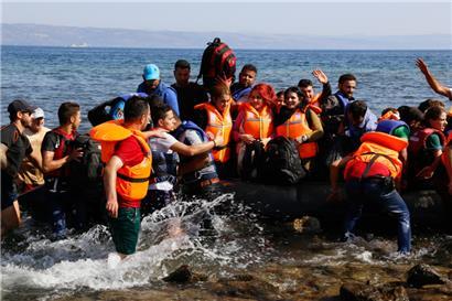 Ankunft von Flüchtlingen an der Küste von Lesbos im Jahr 2015. Laut Asyl- bzw. Migrationspakt sollen solche lebensgefährlichen Überfahrten künftig Seltenheitswert haben.
