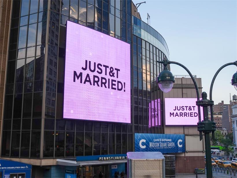 Schild mit „Just&t Married“ am Madison Square Garden zur Hochzeit von Taylor Swift und NFL-Spieler Travis Kelce