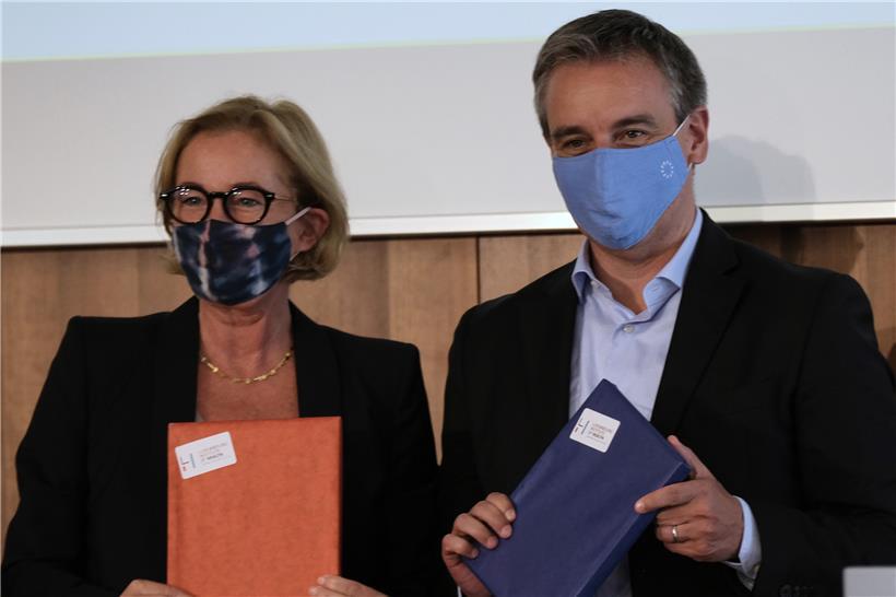 Anlässlich der Pressekonferenz zur Bilanz der ersten Phase des Large Scale Testing verteilte der Präsident des „Luxembourg Institute of Health“, Gregor Baertz, Geschenke an Gesundheitsministerin Paulette Lenert und Forschungsminister Claude Meisch
