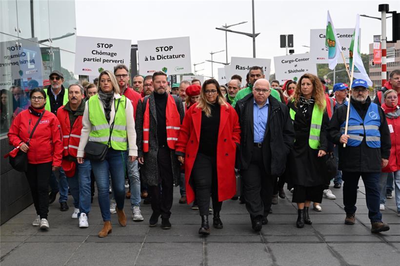 Anlässlich der „Tripartite Aviation“-Verhandlungen haben sich am Montag zahlreiche Gewerkschaftler zu einer „Demonstration für den Respekt des Luxair-Personals“ in Luxemburg-Stadt versammelt
