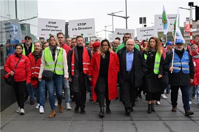 Anlässlich der „Tripartite Aviation“-Verhandlungen haben sich am Montag zahlreiche Gewerkschaftler zu einer „Demonstration für den Respekt des Luxair-Personals“ in Luxemburg-Stadt versammelt
