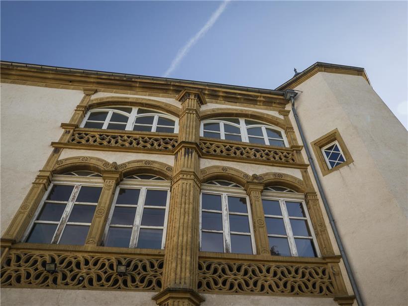 Fassade im Stil italienischer Renaissancepaläste mit kunstvollen Säulen und dekorativen Steinmetzarbeiten
