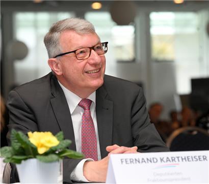 Anmerkung handschriftlich auf weißem Notizzettel mit schwarzem Stift geschrieben, Büro- und Schreibwaren-Thema
