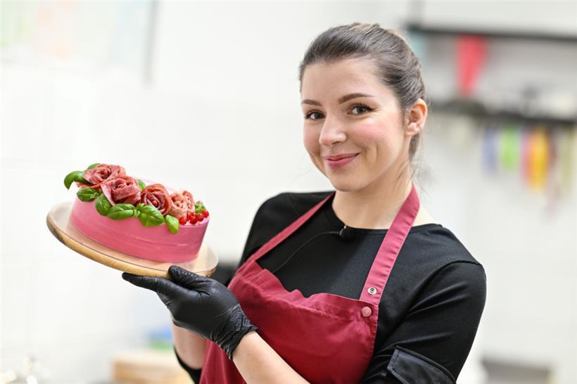 Anna Burkhardt mit einer Wursttorte mit Salamischeiben
