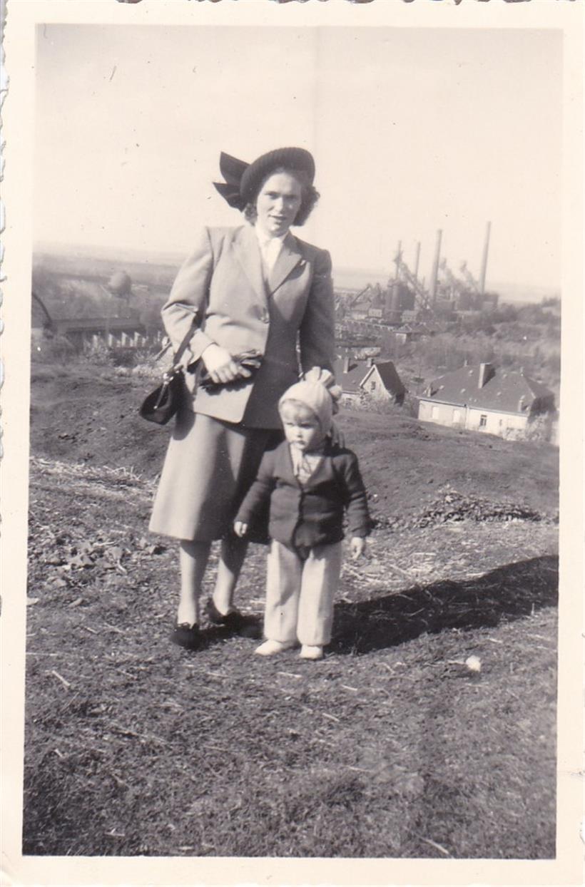 Anna Kemmer-Mores mit Sohn Pierre 1950
