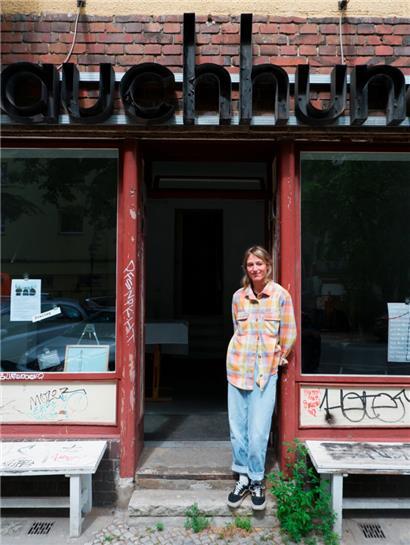 Anna Krieps pose devant la galerie Bauchhund, dans laquelle elle expose régulièrement à Berlin
