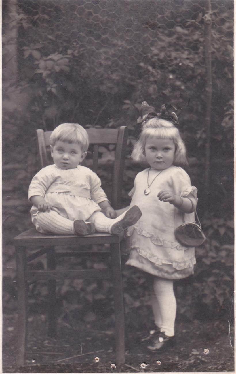 Anna Mores mit ihrem Bruder Leo 1925
