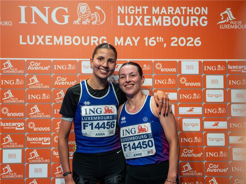 Anna Reiff und Anne Reiser als Celtic-Athletinnen auf dem Podium des Semimarathons in Sportkleidung