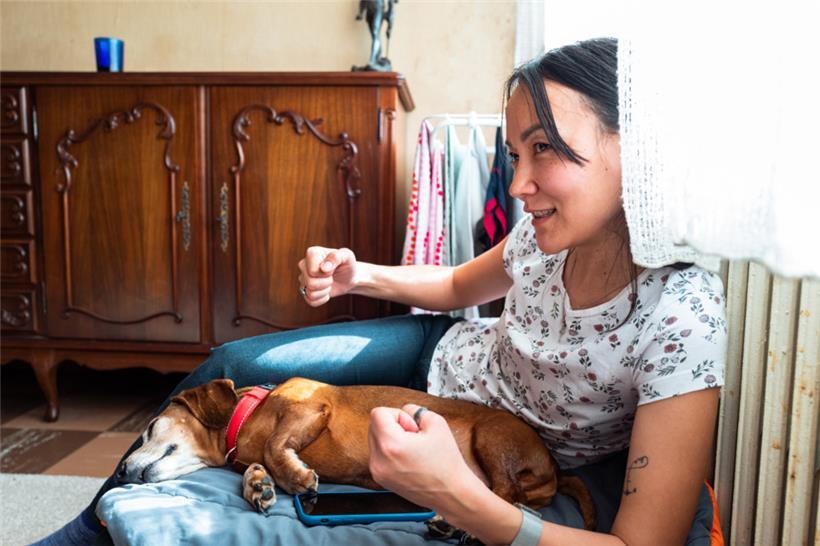 Anna beim Autofahren: Sie erzählt von ihrem leicht unbequemen Fluchtvehikel

