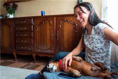 Anna strotzt nur so vor Lebensfreude – dabei wurde sie bereits in ihrer Ukraine vertrieben und musste schließlich vor Putins eiskalter Invasion flüchten: ins ferne Differdingen.
