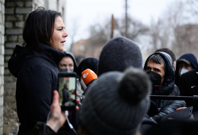 Annalena Baerbock (Bündnis 90/Die Grünen, links im Bild), Außenministerin Deutschlands, gibt nach einem Besuch eines OECD-Projekts in der Nähe von Lebedynske in der Ukraine ein Pressestatement ab
