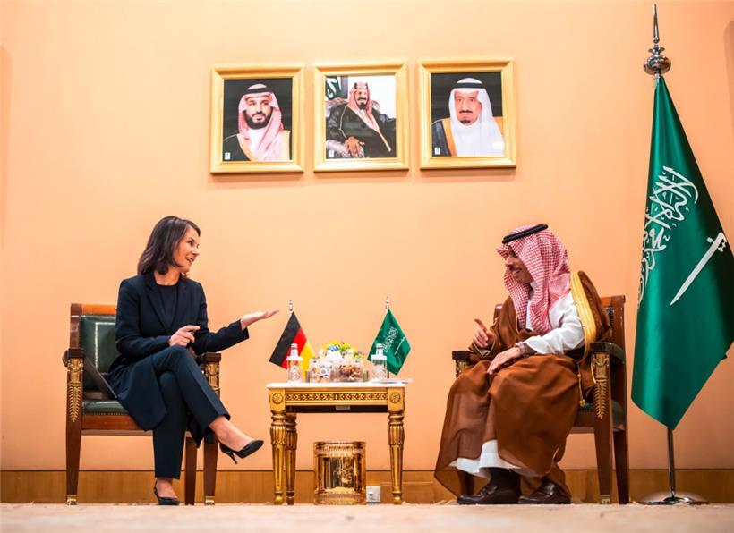 Annalena Baerbock (Bündnis90/Die Grünen), Außenministerin, spricht mit ihrem saudischen Amtskollegen, Prinz Faisal bin Farhan bin Abdullah bin Faisal bin Farhan Al Saud bei einem Treffen in Saudi-Arabien.
