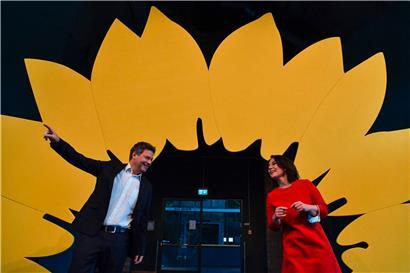 Annalena Baerbock (r.) und Robert Habeck machen die Spitzenkandidatur der Grünen unter sich aus
