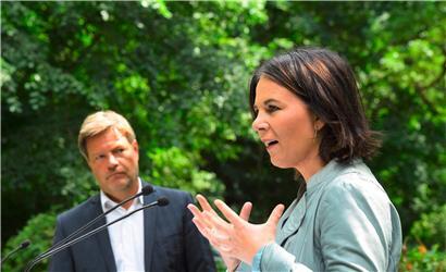 Annalena Baerbock und Robert Habeck gingen raus ins Grüne, um ihr Klimaschutz-Sofortprogramm vorzustellen
