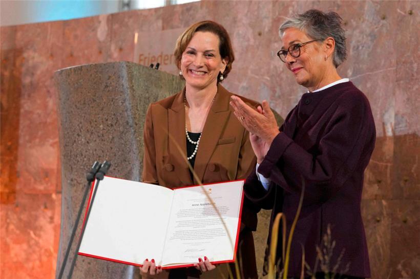 Anne Applebaum (l.) nahm den Friedenspreis des Deutschen Buchhandels von Karin Schmidt-Friderichs (r.), Präsidentin des Börsenvereins des Deutschen Buchhandels, entgegen
