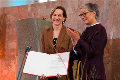 Anne Applebaum (l.) nahm den Friedenspreis des Deutschen Buchhandels von Karin Schmidt-Friderichs (r.), Präsidentin des Börsenvereins des Deutschen Buchhandels, entgegen
