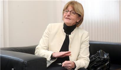 Anne Brasseur 
