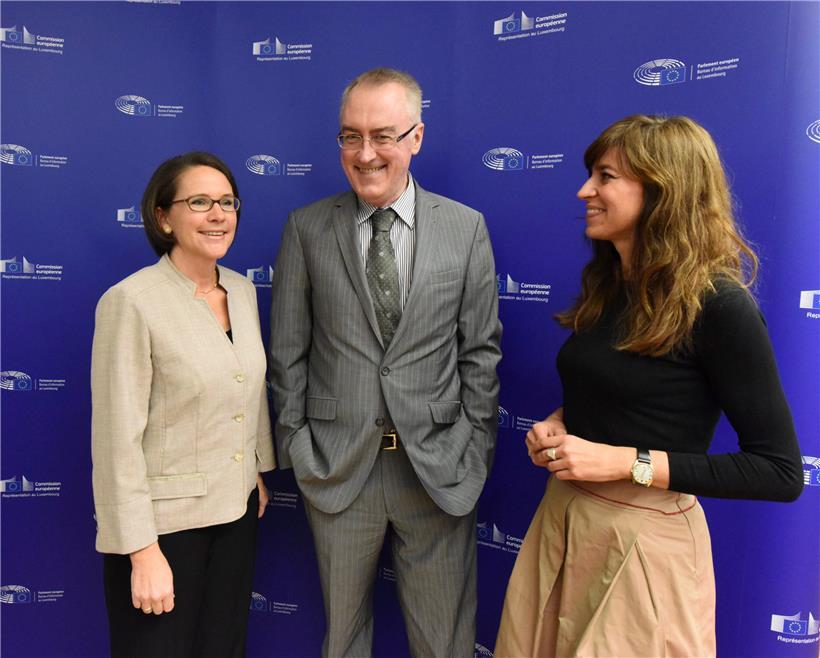 Anne Calteux (r.) an der Seite von Yuriko Backes (l.) und John Ryan, Managing Director der EU-Kommission
